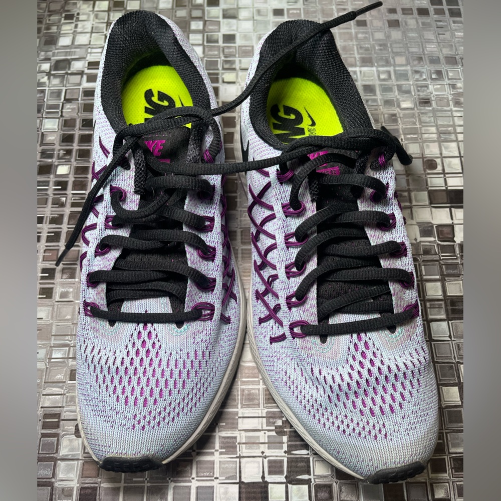 Nike Air Zoom Pegasus 32 Sneakers
Women's Size 8
